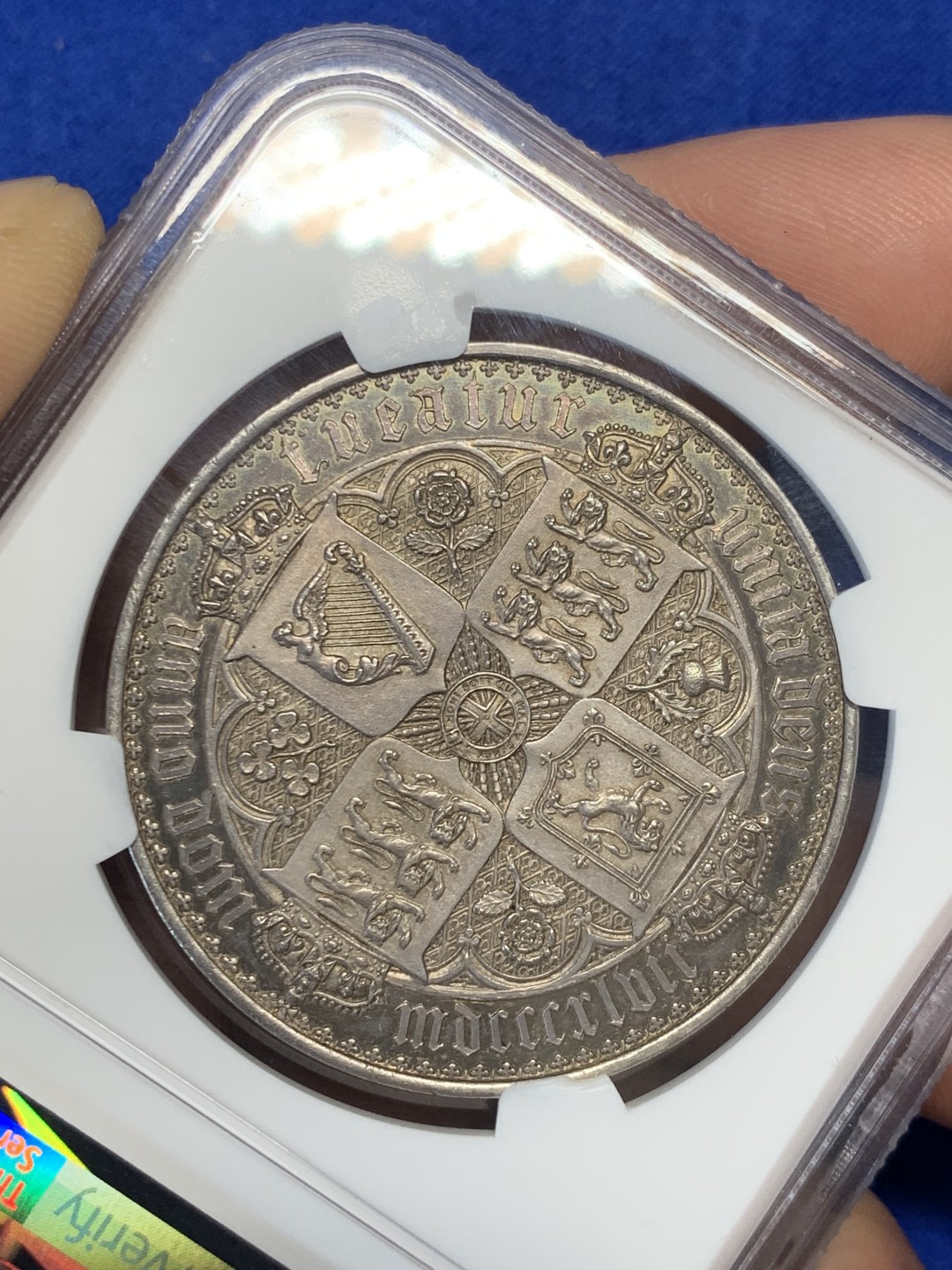 欢迎参加《竞宝斋》五一特拍-第161场-周日，周一 2场 NGC PF62CAMEO 英国 1847年 哥特克朗 大名誉品 带cam的很少 该枚底板镜面效果明显 女王人像中心紫红彩 外围深蓝环彩 背面深蓝环彩 底板干净清爽 无明显拉丝 综合非常棒的一枚哥特克朗