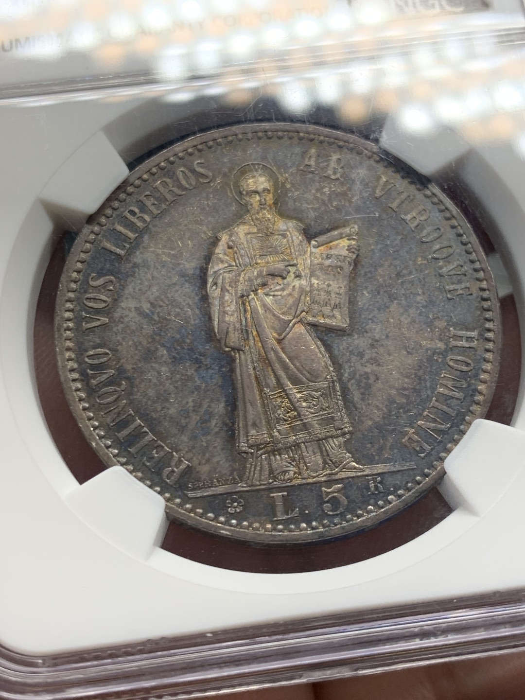 欢迎参加《竞宝斋》五一特拍-第161场-周日，周一 2场 NGC-MS63 圣马力诺 1898年 5里拉 银币 深色五彩 绝美收藏级