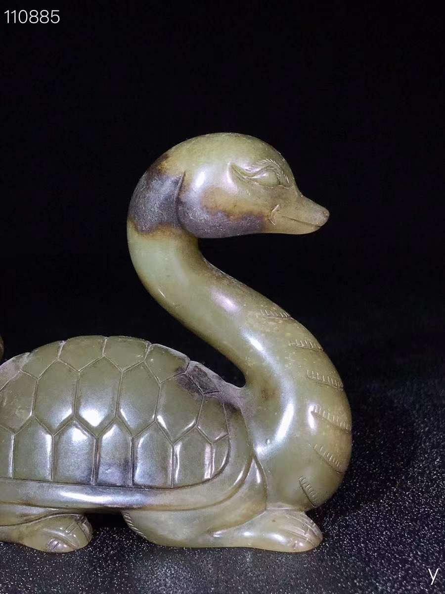 和田玉神龙摆件，手工雕刻、包浆醇厚，沁色深入肌理，尺寸如图。喜欢私询