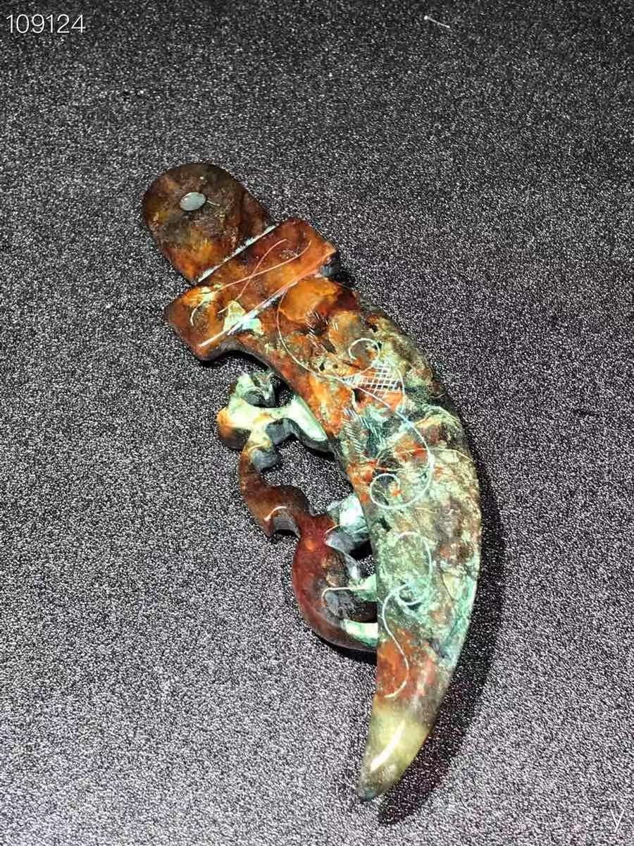 精品和田玉璃龙刀币、做工精致，玉质油润细腻，高端大气上档次，保存完好，成色如图