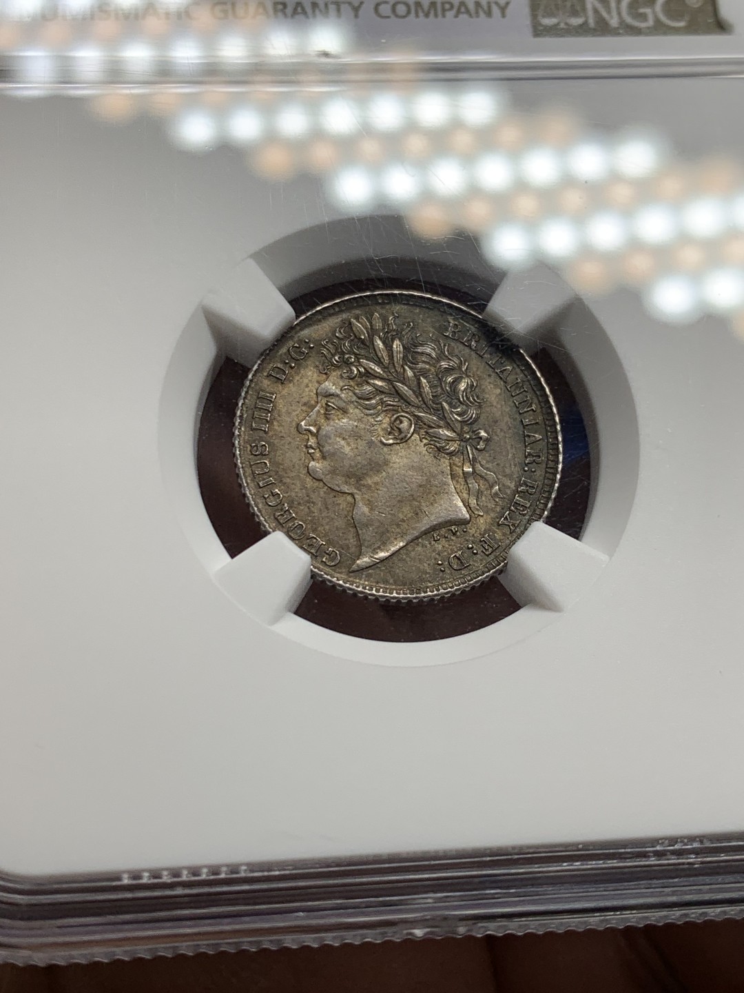 欢迎参加《竞宝斋》五一特拍-第161场-周日，周一 2场 NGC MS63 英国 1825年 乔四 6便士 银币 高品细节 深厚包浆 状态非常好