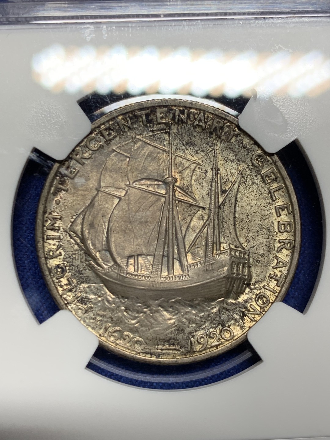 欢迎参加《竞宝斋》五一特拍-第161场-周日，周一 2场 NGC-MS65 美国 1920年 50美分 清教徒移民 五月花号 高分 烟熏色包浆 非常漂亮的设计