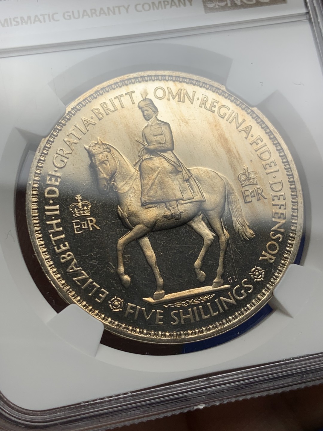 欢迎参加《竞宝斋》五一特拍-第161场-周日，周一 2场 NGC PF65CAM 英国 1953年 伊丽莎白二世 女王登基克朗 镜面感不错 同体淡彩包浆