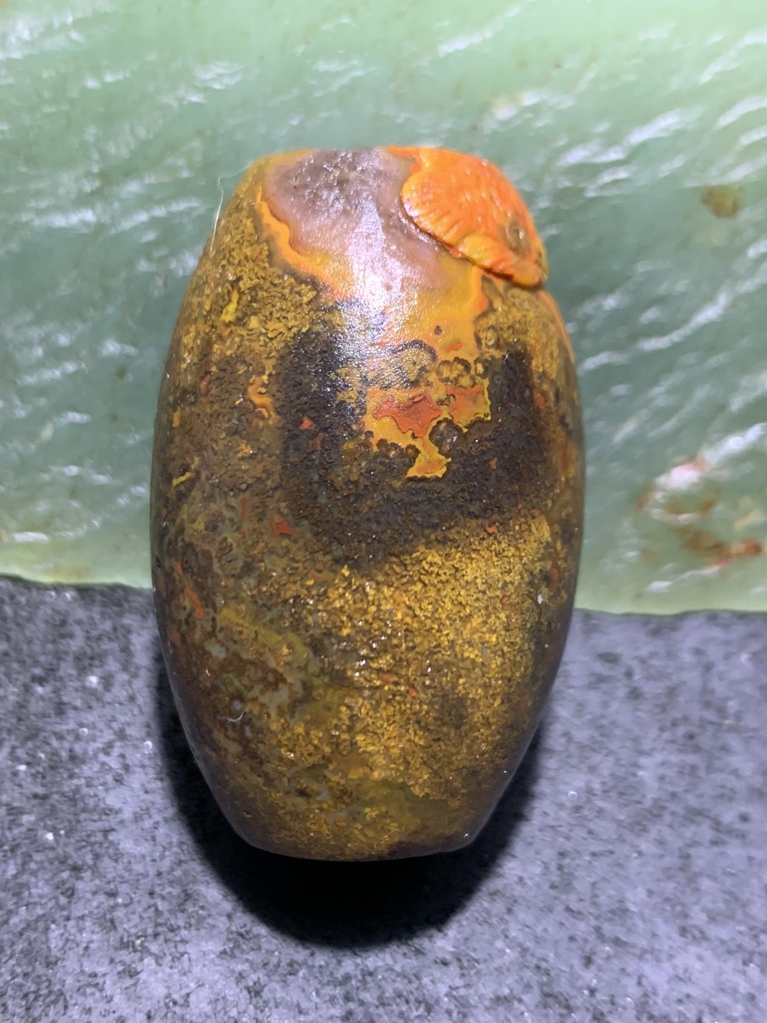 精美亚光冰飘草花纹战国红玛瑙手工雕刻财字龙鱼大桶珠一颗！