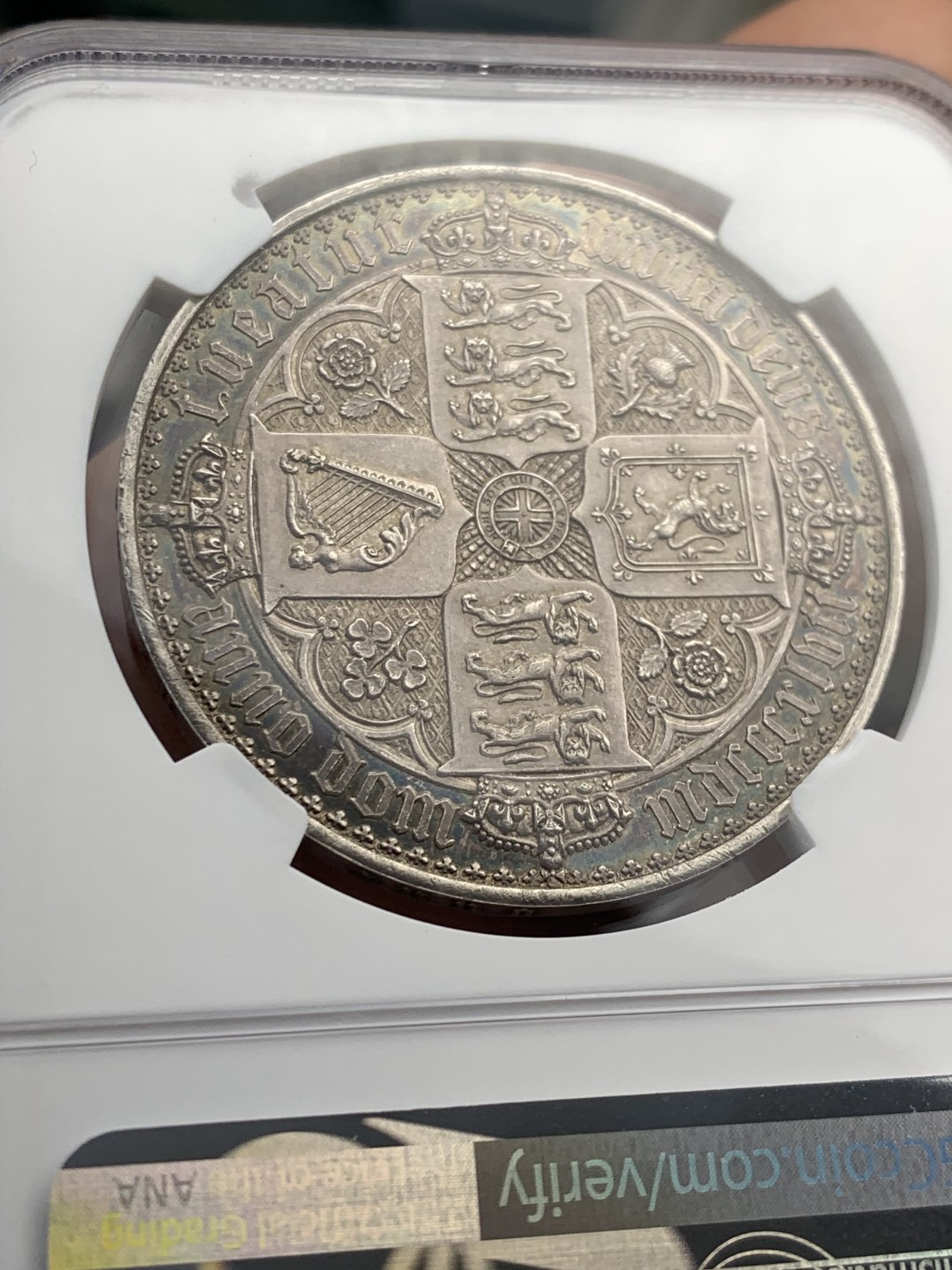 欢迎参加《竞宝斋》五一特拍-第161场-周日，周一 2场 NGC PF62CAMEO 英国 1847年 哥特克朗 大名誉品 带cam的很少 该枚底板镜面效果明显 女王人像中心紫红彩 外围深蓝环彩 背面深蓝环彩 底板干净清爽 无明显拉丝 综合非常棒的一枚哥特克朗