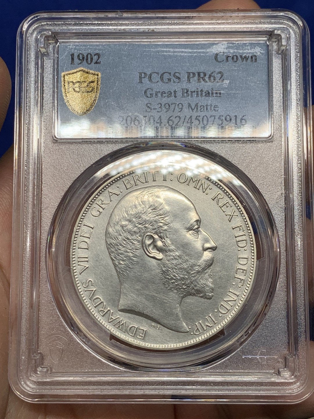 欢迎参加《竞宝斋》五一特拍-第161场-周日，周一 2场 PCGS-PR62 matte 英国 1902 爱德华七世 1克朗 马剑大银币，底板很好，很难得