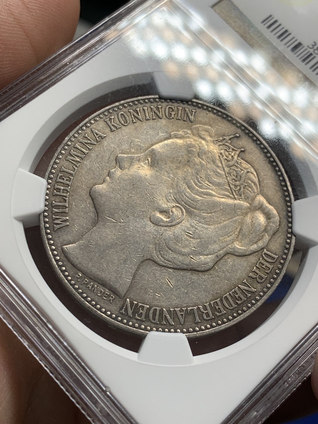 欢迎参加《竞宝斋》五一特拍-第161场-周日，周一 2场 NGC XF45 荷兰1898年威廉明娜女王少女头像2.5盾大银币，单年版