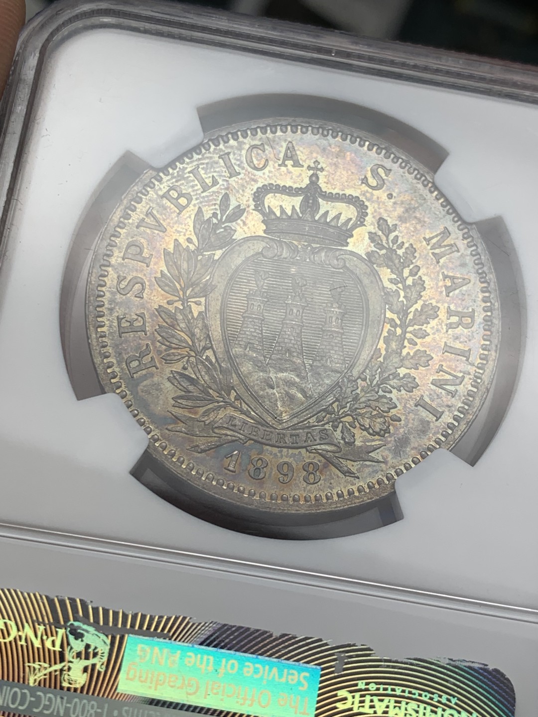 欢迎参加《竞宝斋》五一特拍-第161场-周日，周一 2场 NGC-MS63 圣马力诺 1898年 5里拉 银币 深色五彩 绝美收藏级