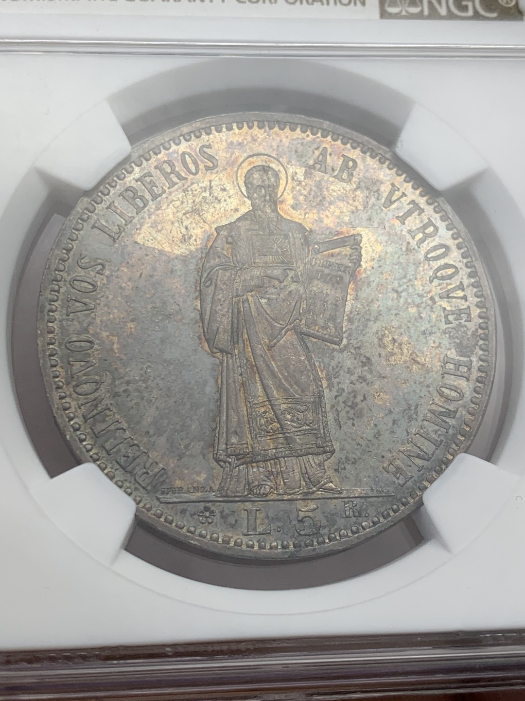 欢迎参加《竞宝斋》五一特拍-第161场-周日，周一 2场 NGC-MS63 圣马力诺 1898年 5里拉 银币 深色五彩 绝美收藏级