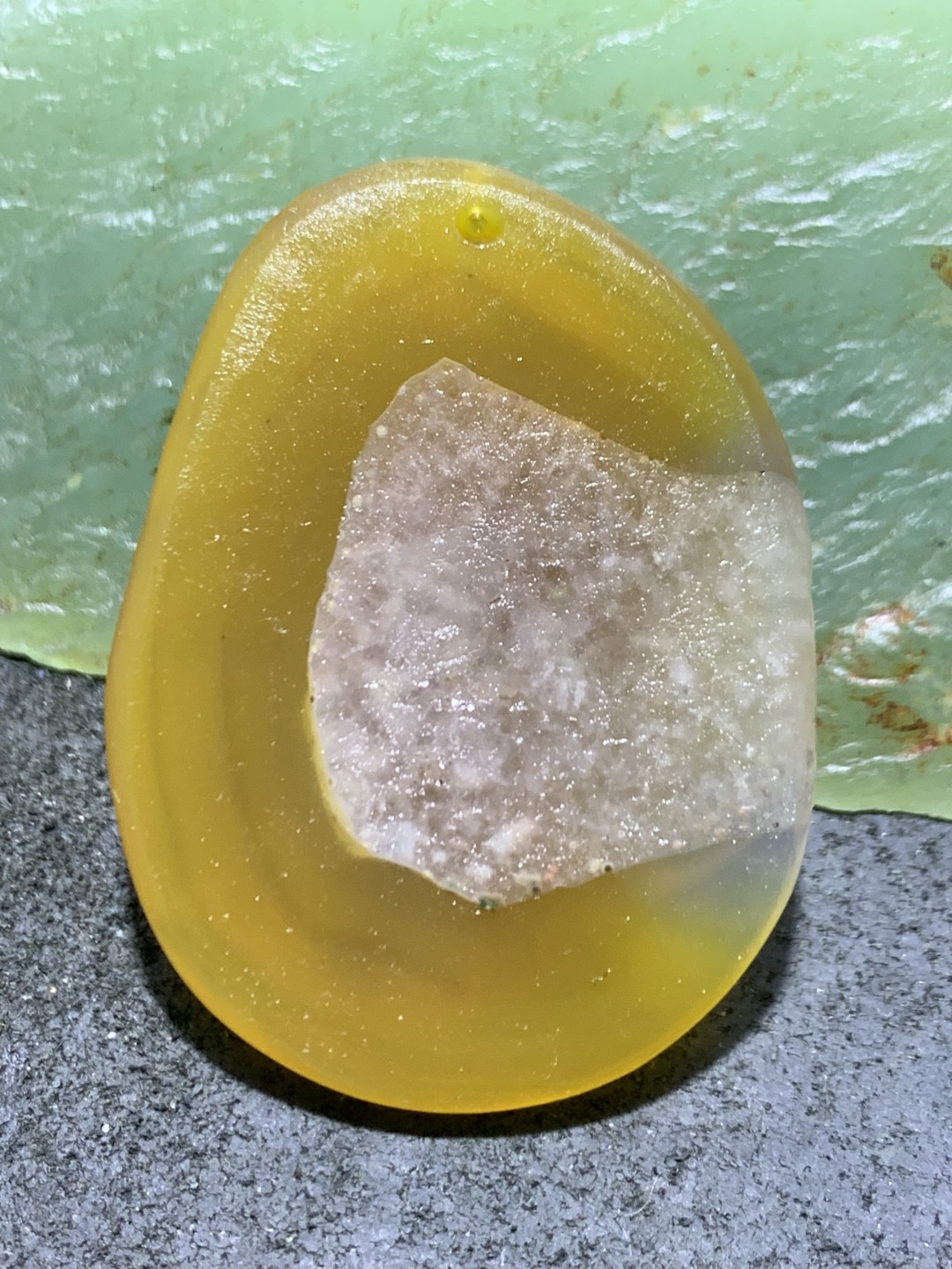 精美亚光蒙料冰飘鸡油黄战国红玛瑙手工雕刻龙牌吊坠一个，