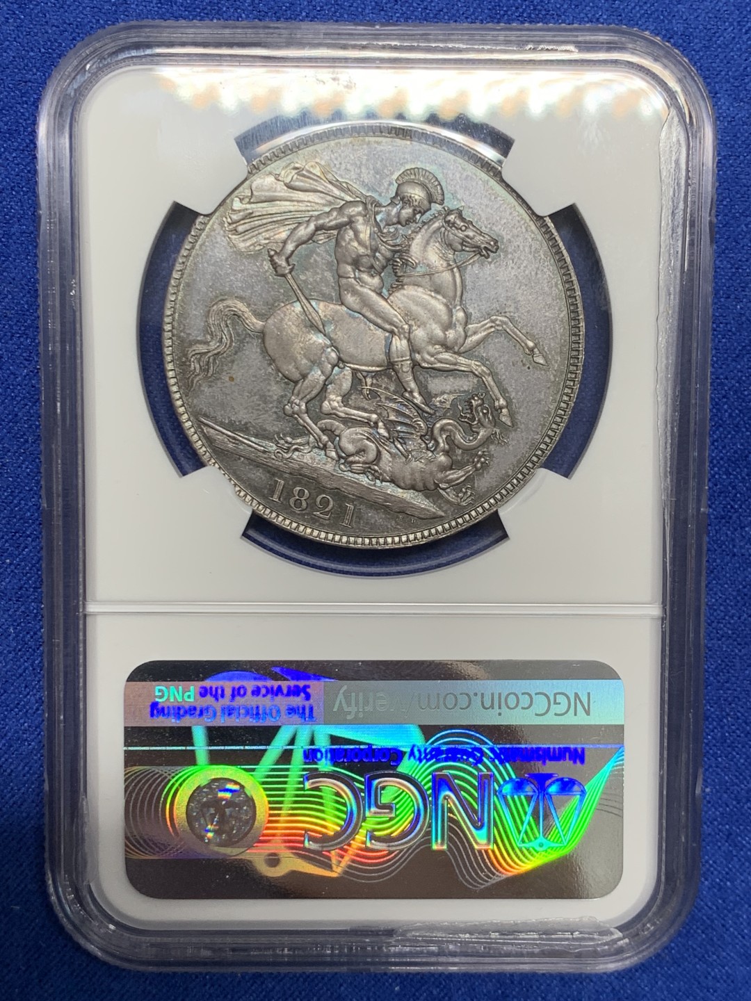 欢迎参加《竞宝斋》五一特拍-第161场-周日，周一 2场 NGC MS62 英国 1821年 乔治四世马剑克朗 好彩低评 发丝完美 马剑面无可挑剔 实物孔雀蓝彩