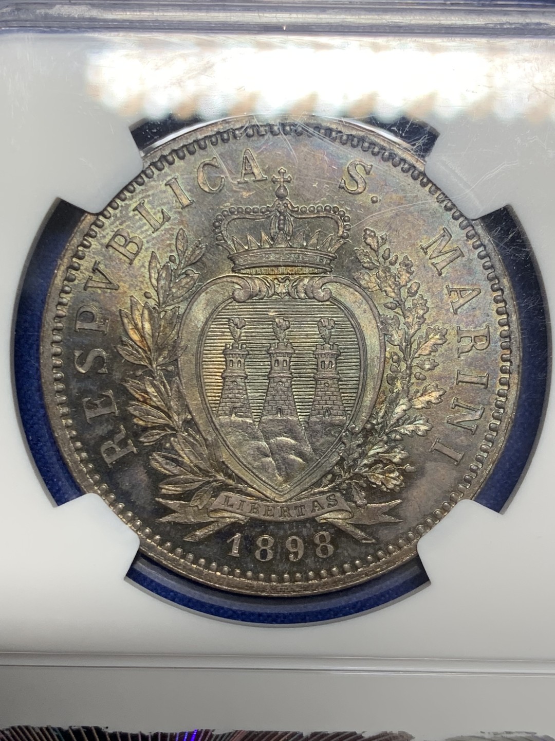 欢迎参加《竞宝斋》五一特拍-第161场-周日，周一 2场 NGC-MS63 圣马力诺 1898年 5里拉 银币 深色五彩 绝美收藏级