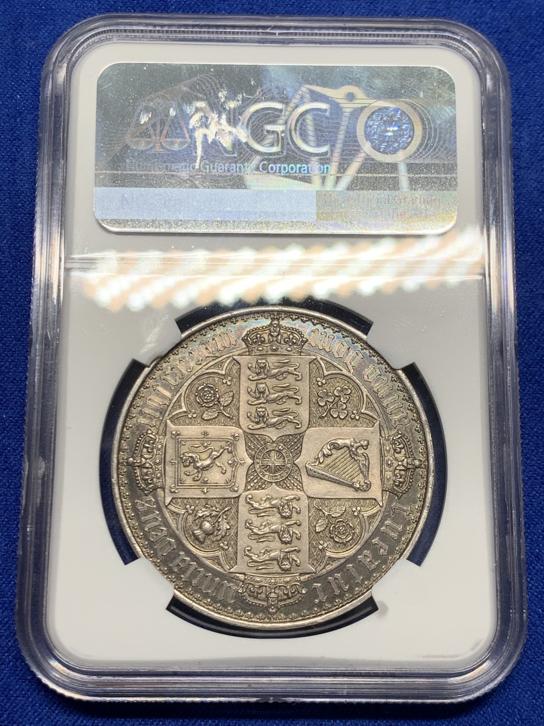 欢迎参加《竞宝斋》五一特拍-第161场-周日，周一 2场 NGC PF62CAMEO 英国 1847年 哥特克朗 大名誉品 带cam的很少 该枚底板镜面效果明显 女王人像中心紫红彩 外围深蓝环彩 背面深蓝环彩 底板干净清爽 无明显拉丝 综合非常棒的一枚哥特克朗