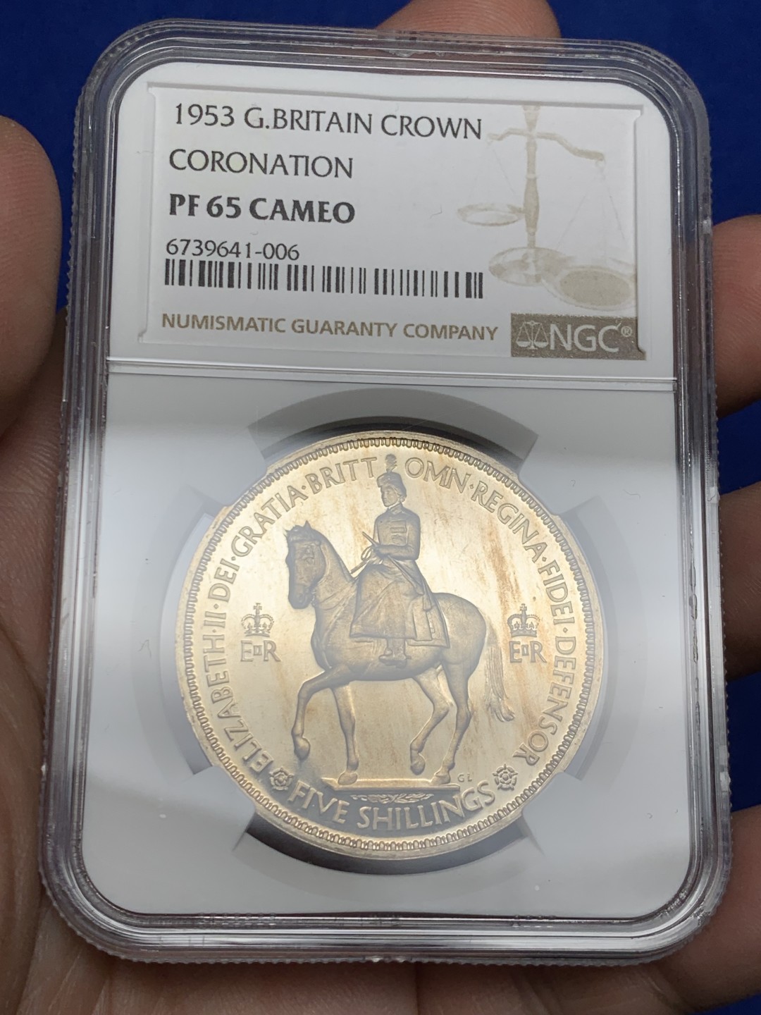 欢迎参加《竞宝斋》五一特拍-第161场-周日，周一 2场 NGC PF65CAM 英国 1953年 伊丽莎白二世 女王登基克朗 镜面感不错 同体淡彩包浆