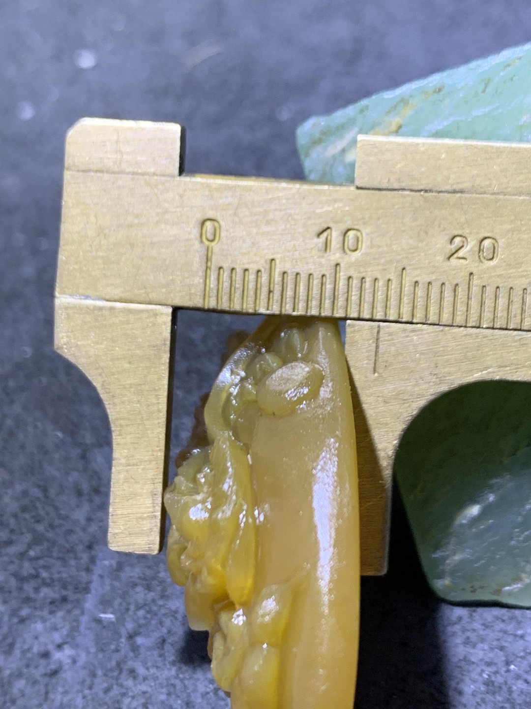 精美亚光蒙料冰飘鸡油黄战国红玛瑙手工雕刻龙牌吊坠一个，