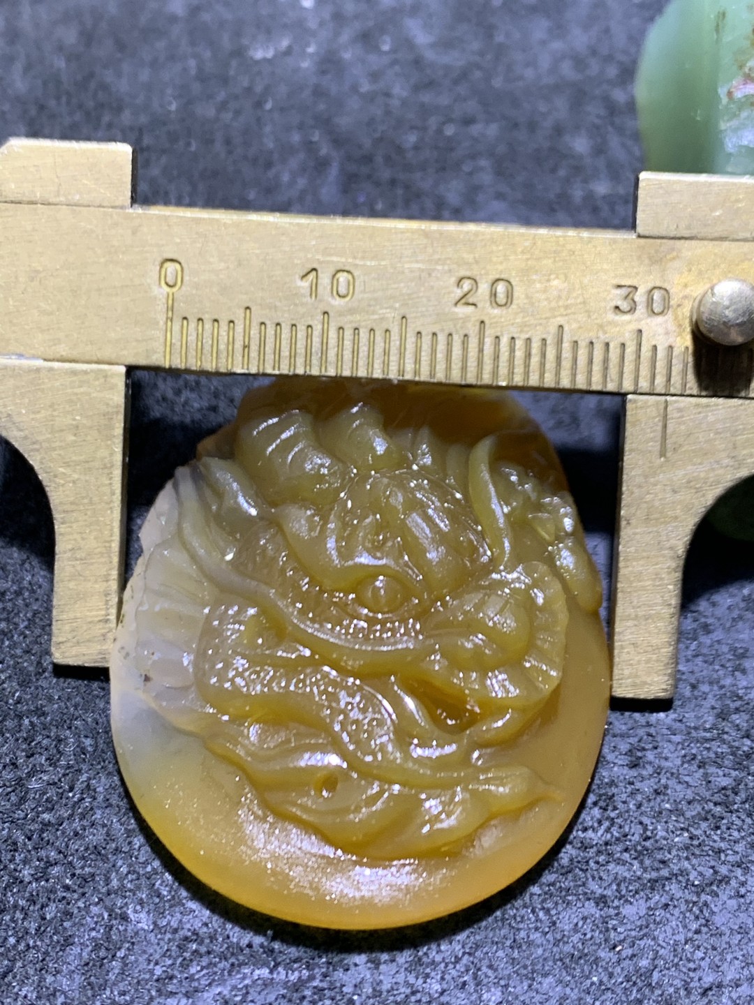 精美亚光蒙料冰飘鸡油黄战国红玛瑙手工雕刻龙牌吊坠一个，