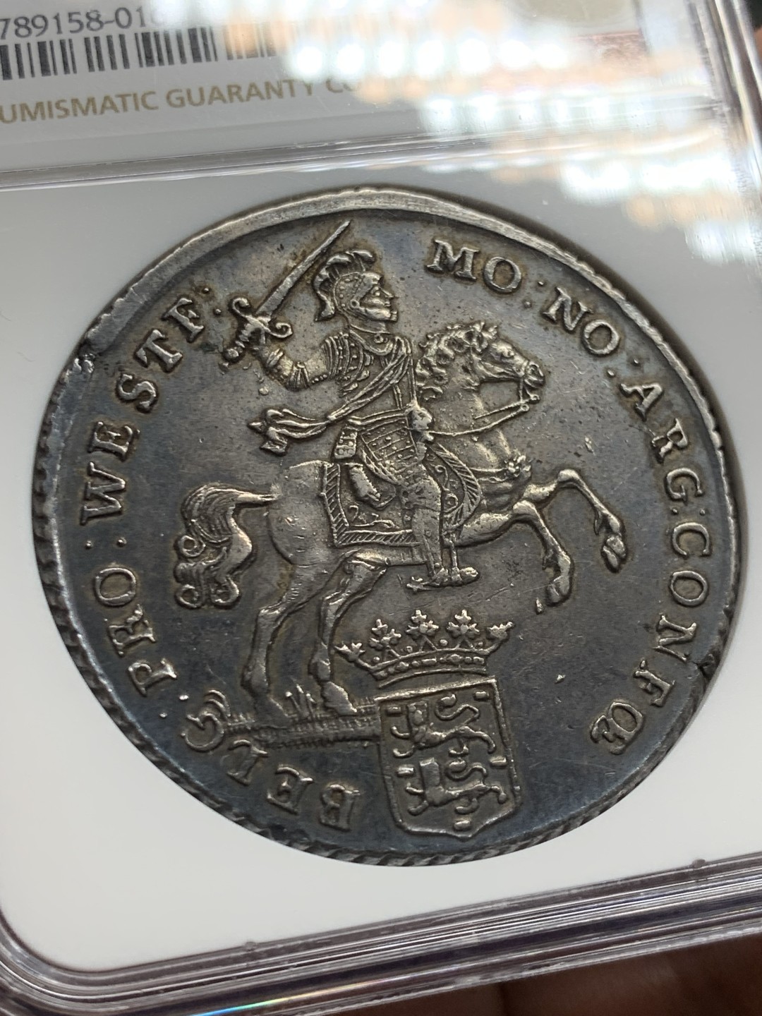 欢迎参加《竞宝斋》五一特拍-第161场-周日，周一 2场 唯一冠军分NGC-AU50 荷兰西佛里斯兰 1790/89年 骑字版大马剑 1杜卡特 老包浆 细节一流 难得的是这枚骑字版是唯一一枚入盒的币 某种程度上的孤品