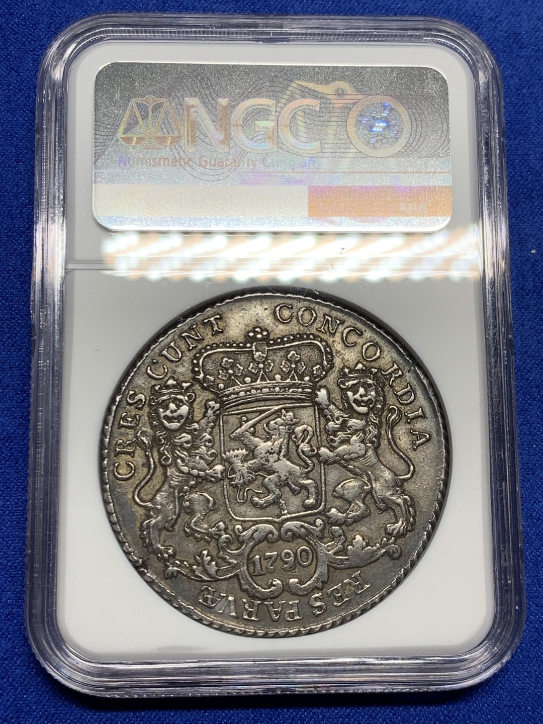 欢迎参加《竞宝斋》五一特拍-第161场-周日，周一 2场 唯一冠军分NGC-AU50 荷兰西佛里斯兰 1790/89年 骑字版大马剑 1杜卡特 老包浆 细节一流 难得的是这枚骑字版是唯一一枚入盒的币 某种程度上的孤品