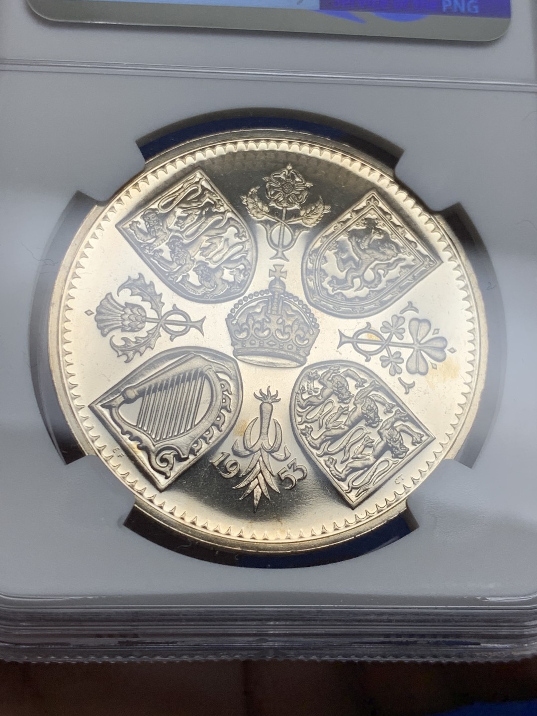 欢迎参加《竞宝斋》五一特拍-第161场-周日，周一 2场 NGC PF65CAM 英国 1953年 伊丽莎白二世 女王登基克朗 镜面感不错 同体淡彩包浆