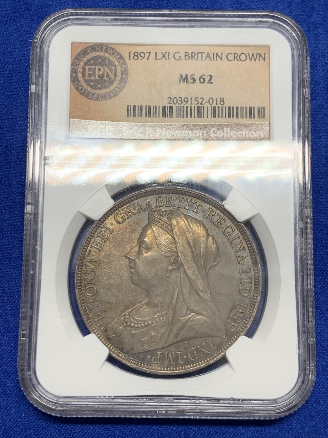 欢迎参加《竞宝斋》五一特拍-第161场-周日，周一 2场 NGC MS62 英国1897年维多利亚披纱马剑1克朗银币，纽曼旧藏重彩包浆