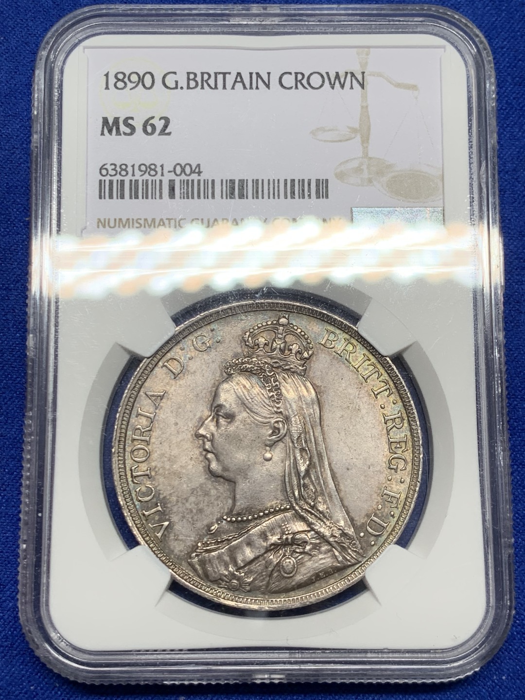 欢迎参加《竞宝斋》五一特拍-第161场-周日，周一 2场 NGC-MS62 英国1890年 1克朗 马剑银币，环彩包浆，较少见年份