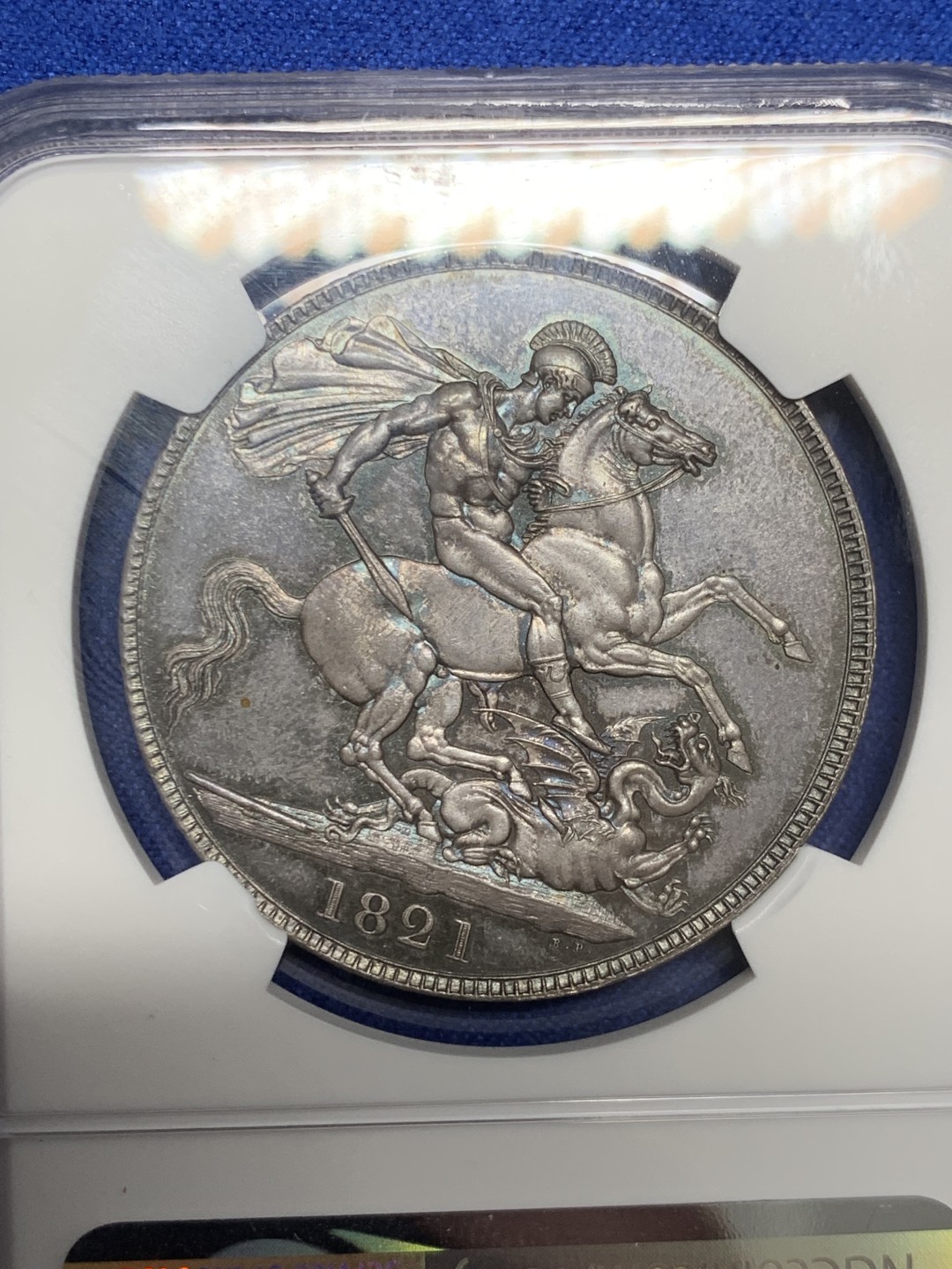 欢迎参加《竞宝斋》五一特拍-第161场-周日，周一 2场 NGC MS62 英国 1821年 乔治四世马剑克朗 好彩低评 发丝完美 马剑面无可挑剔 实物孔雀蓝彩