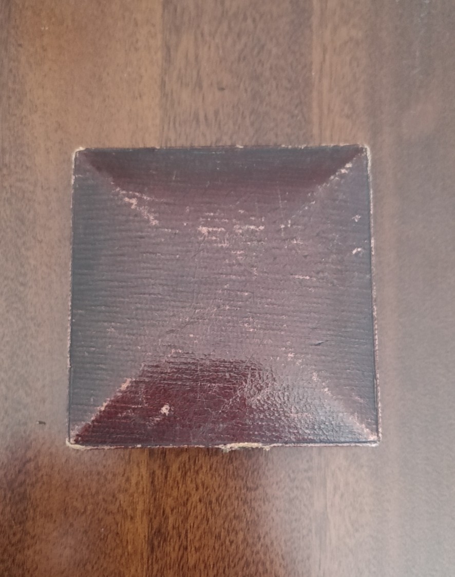 欧洲币章勋章首饰盒子专场十二期 木盒外径75mm 内径55mm，轻微干燥翘起