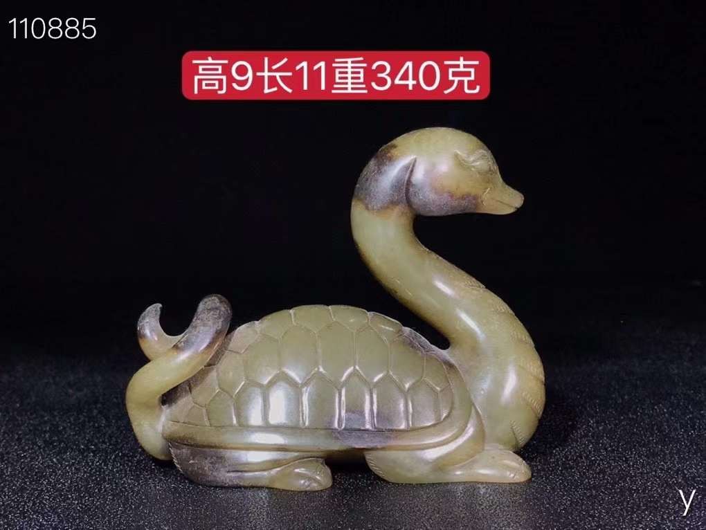 和田玉神龙摆件，手工雕刻、包浆醇厚，沁色深入肌理，尺寸如图。喜欢私询
