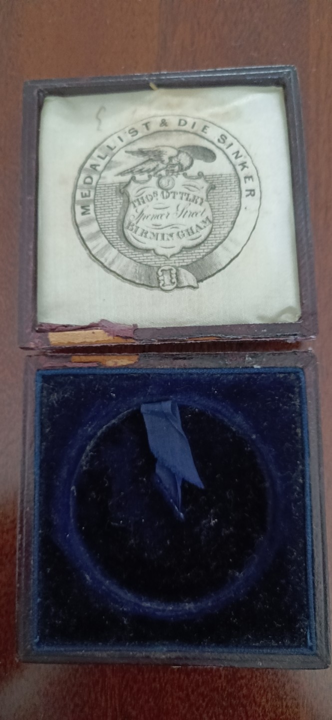 欧洲币章勋章首饰盒子专场十二期 木盒外径7cm内径48mm，合页断裂，可用强力胶带粘合