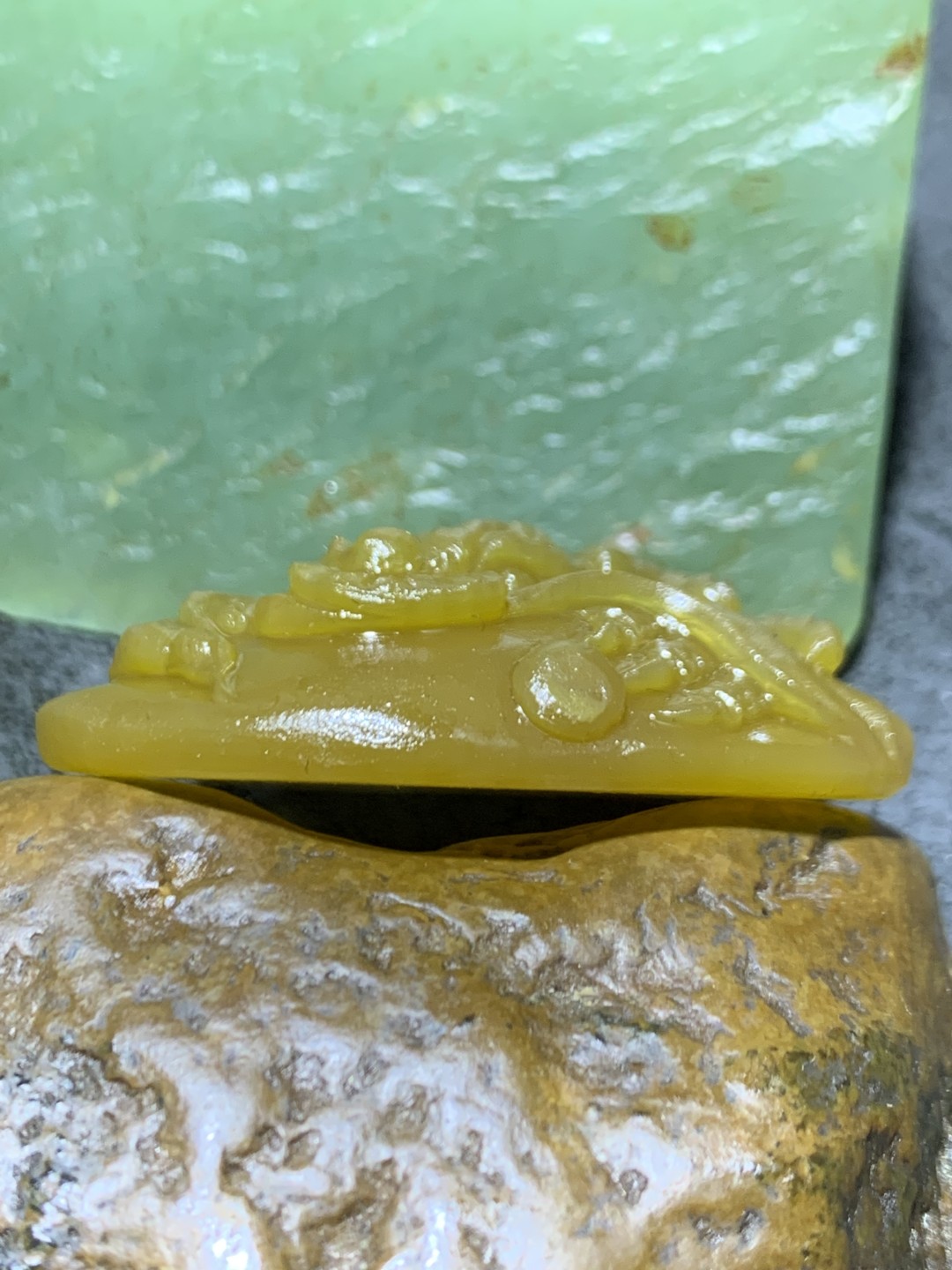 精美亚光蒙料冰飘鸡油黄战国红玛瑙手工雕刻龙牌吊坠一个，