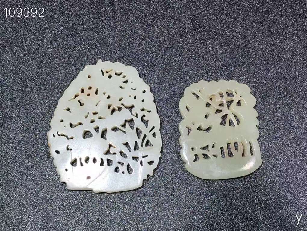 和田玉镂空牌，雕工精湛，包浆老道，沁色完美，玉质温润细腻，收藏佳品！