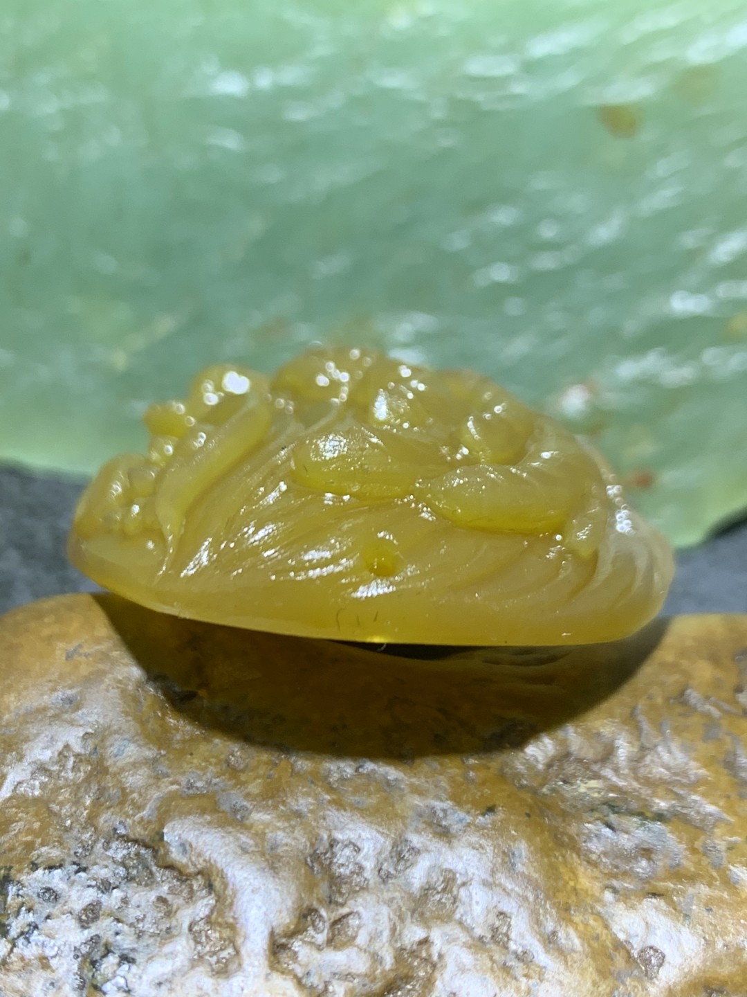 精美亚光蒙料冰飘鸡油黄战国红玛瑙手工雕刻龙牌吊坠一个，