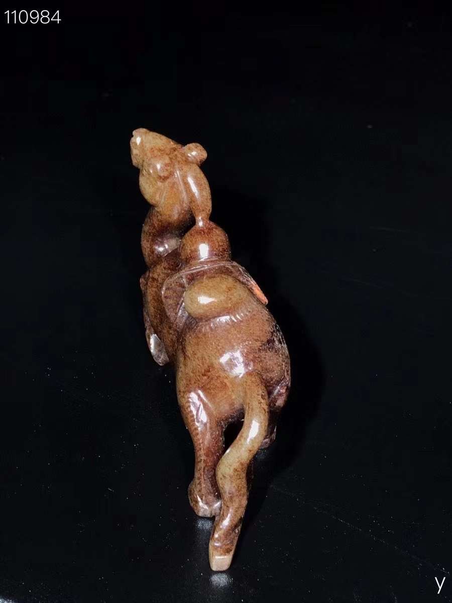 和田玉骆驼摆件，选料上乘，玉质圆润，造型独特，包浆浓厚，品相一流，沁色完美，