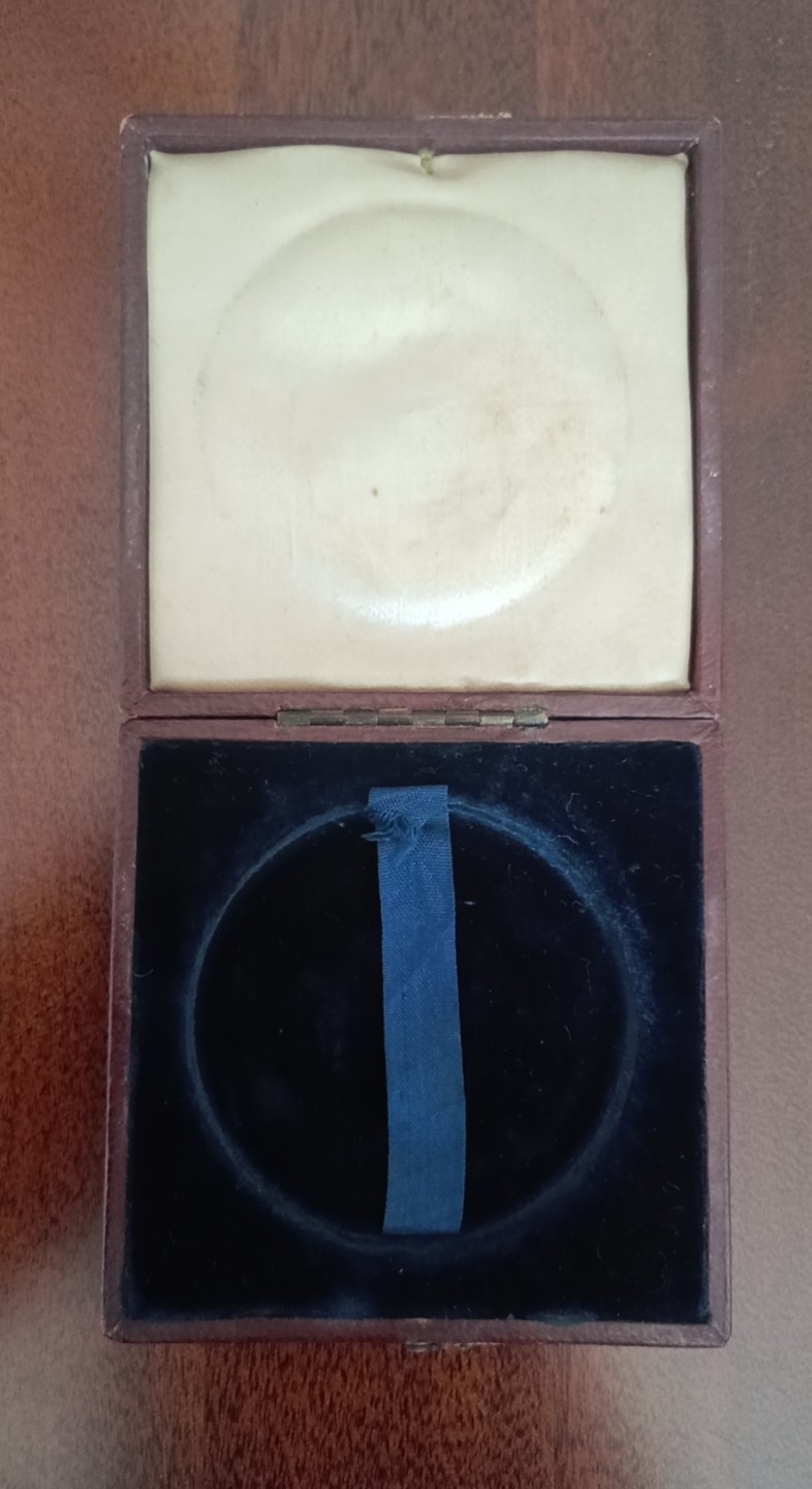 欧洲币章勋章首饰盒子专场十二期 木盒外径75mm 内径55mm，轻微干燥翘起