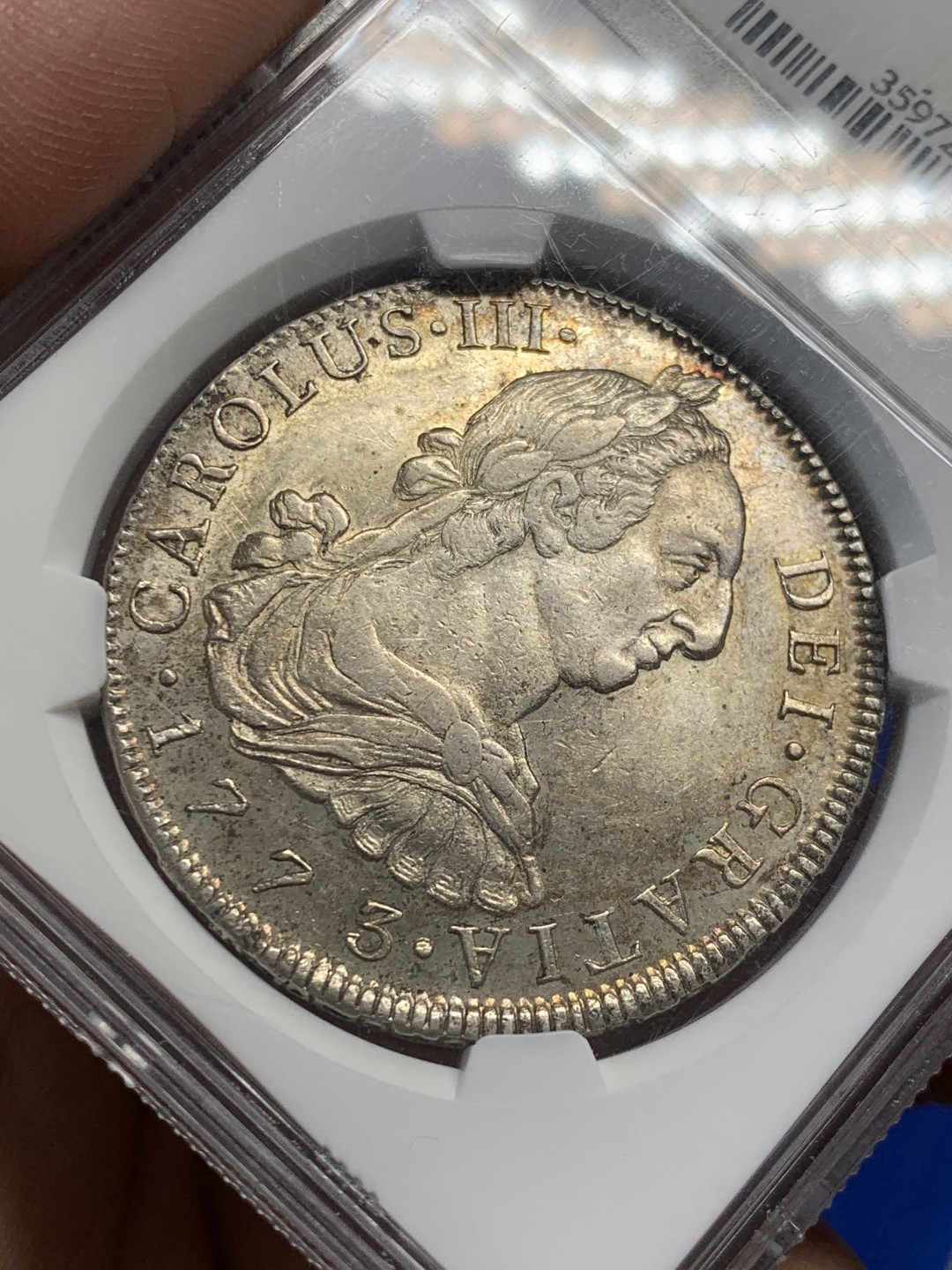 欢迎参加《竞宝斋》五一特拍-第161场-周日，周一 2场 NGC-AU58 玻利维亚 1773年 卡三双柱大银 玻利维亚卡三首年 原味深打 满眼肌肉感 背面PL感十足 收藏级品相