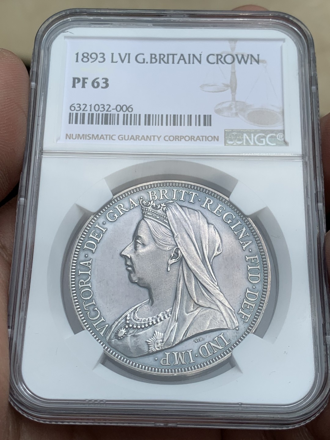 欢迎参加《竞宝斋》五一特拍-第161场-周日，周一 2场 NGC PF63 英国 1893年 精制披纱克朗 女王面冷峻哥特风灰彩 整体很搭阿尔伯特亲王去世后 女王披纱悼念的场景 马剑面深蓝满彩 真正的BULE BLOOD 收藏级精制马剑