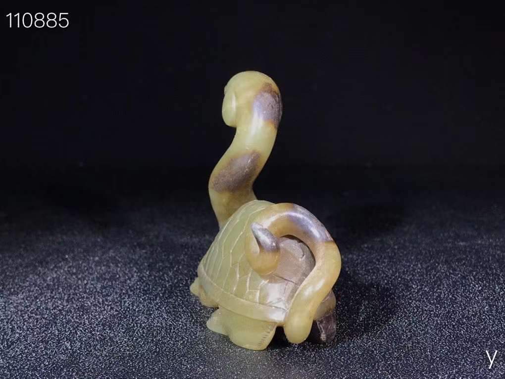 和田玉神龙摆件，手工雕刻、包浆醇厚，沁色深入肌理，尺寸如图。喜欢私询
