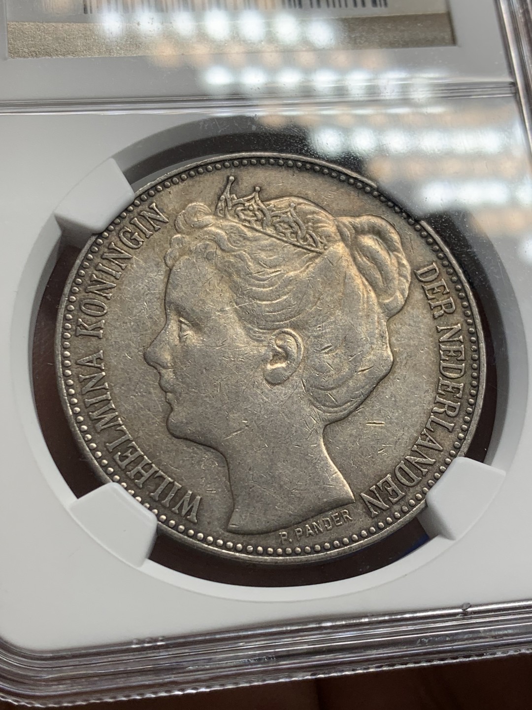 欢迎参加《竞宝斋》五一特拍-第161场-周日，周一 2场 NGC XF45 荷兰1898年威廉明娜女王少女头像2.5盾大银币，单年版