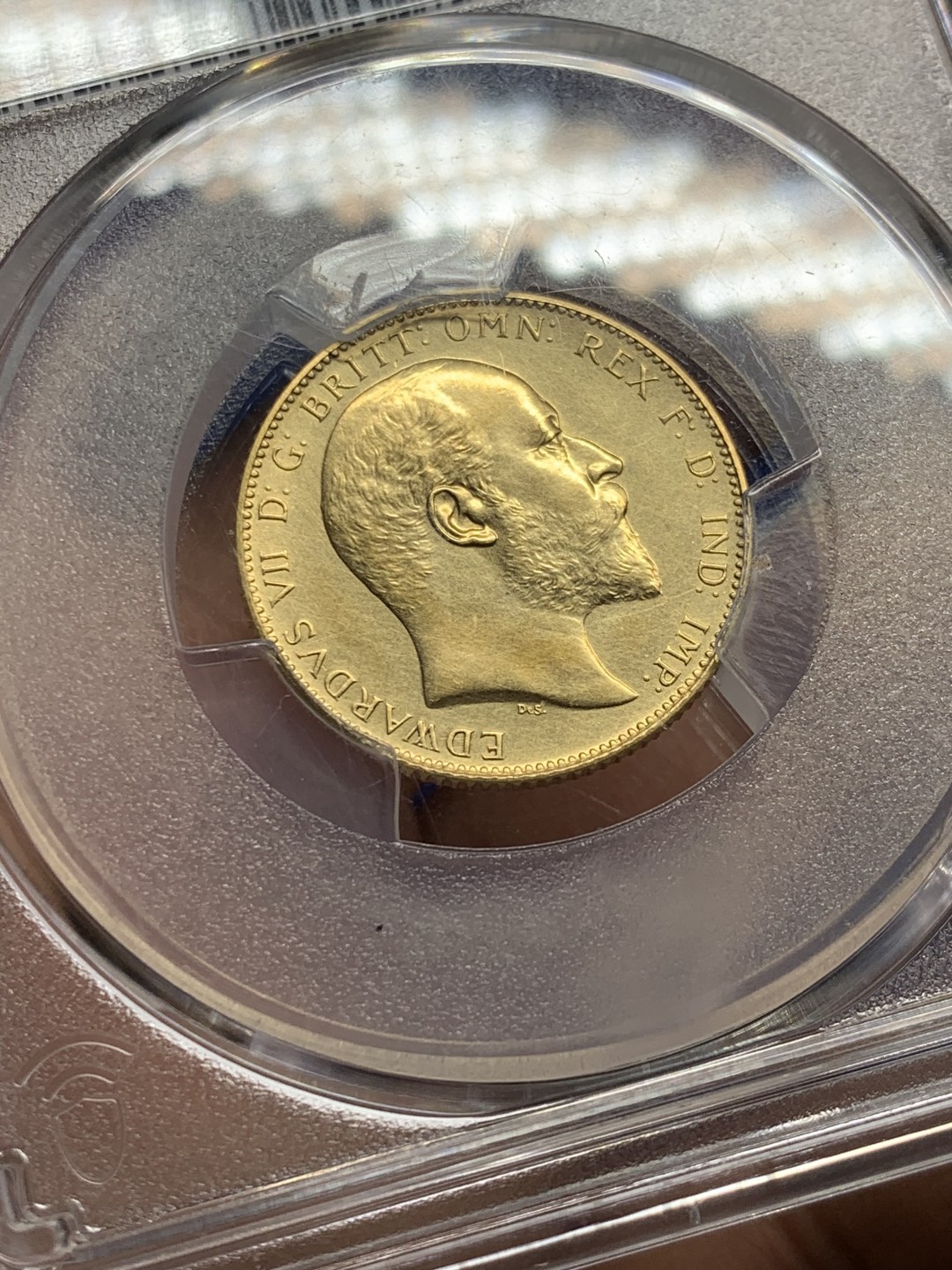 欢迎参加《竞宝斋》五一特拍-第161场-周日，周一 2场 PCGS-PR61 matte 英国 1902 爱德华七世 1索维林 马剑金币，底板干净无划痕，无流通痕，低评 8克金 背面盒子边有磕 细节见图