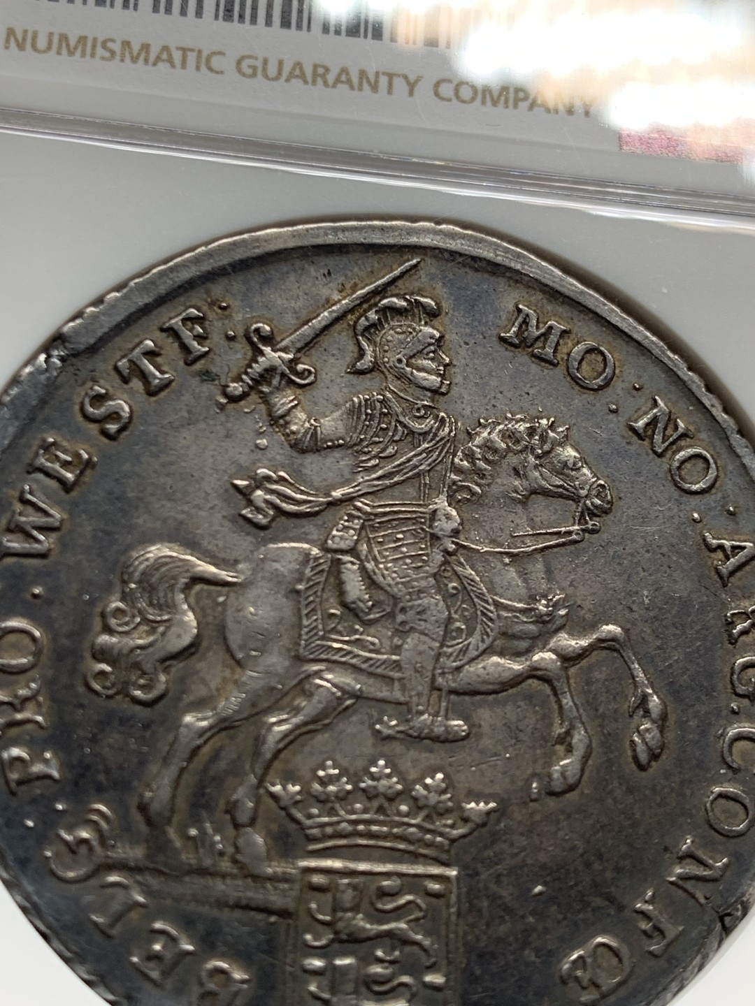 欢迎参加《竞宝斋》五一特拍-第161场-周日，周一 2场 唯一冠军分NGC-AU50 荷兰西佛里斯兰 1790/89年 骑字版大马剑 1杜卡特 老包浆 细节一流 难得的是这枚骑字版是唯一一枚入盒的币 某种程度上的孤品