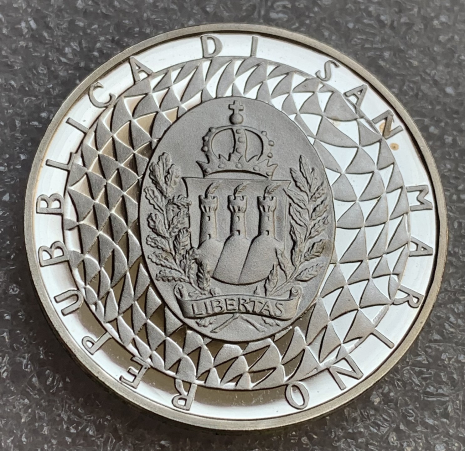 瓶子🏺第89期拍卖会 圣马力诺1990年意大利世界杯精制纪念银币