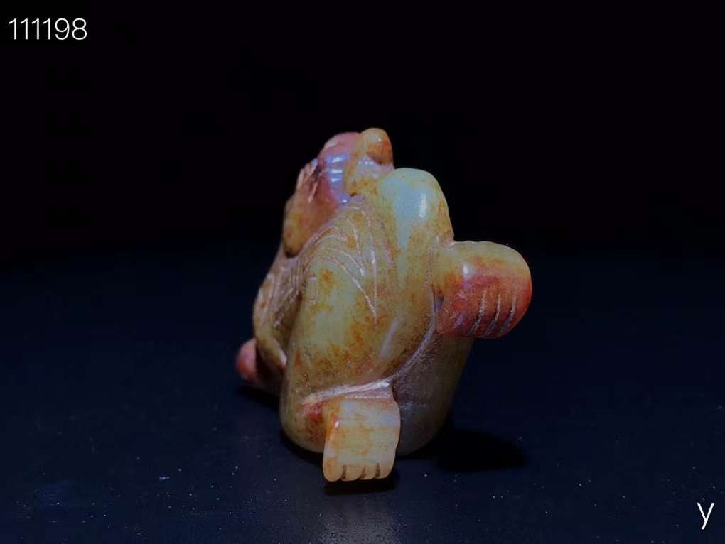 和田玉瑞兽摆件，玉质细腻，包浆厚重，沁色入骨，雕工精细，品相完美，细节如图。