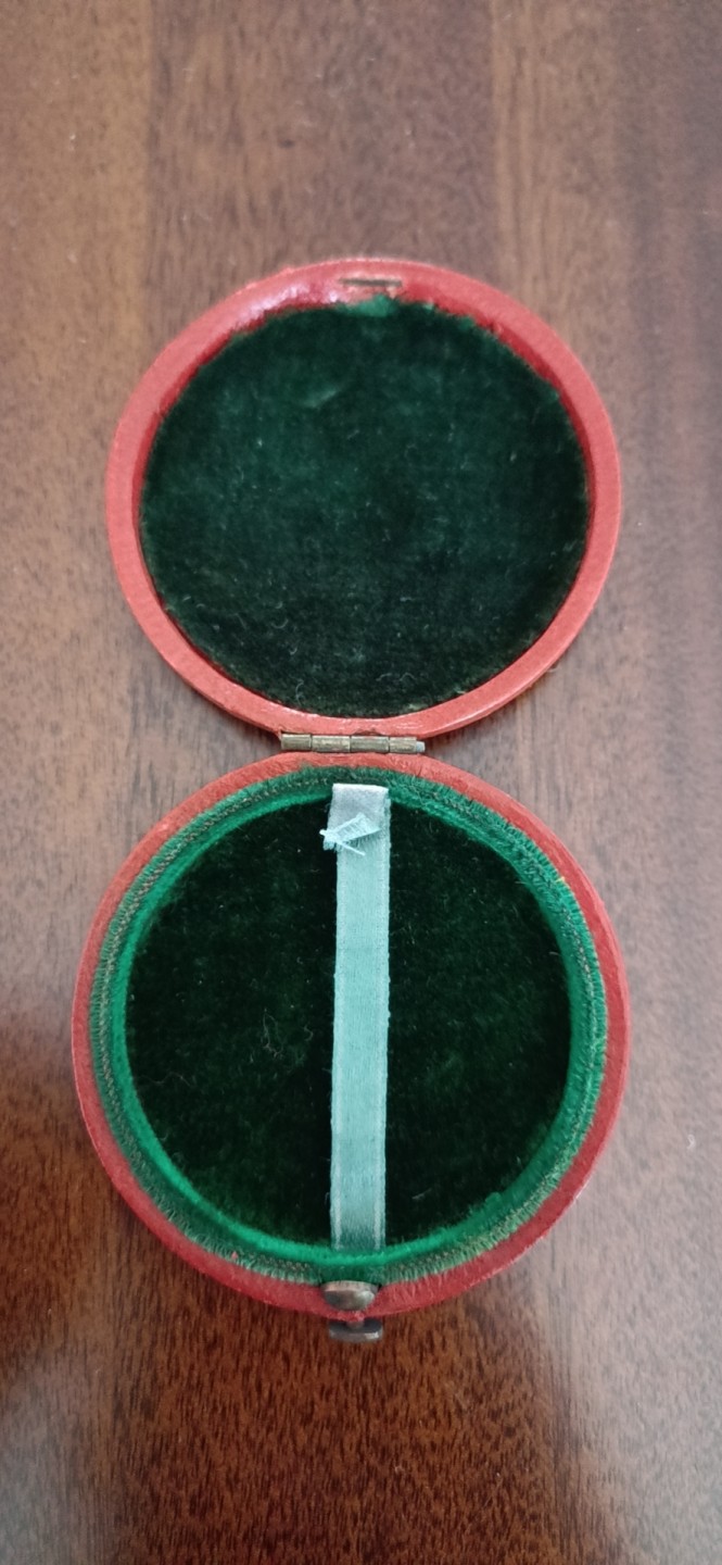 欧洲币章勋章首饰盒子专场十二期 木盒外径55mm内径45mm，干燥有翘