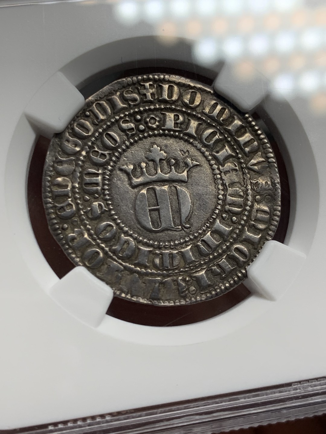 欢迎参加《竞宝斋》五一特拍-第161场-周日，周一 2场 NGC-AU55 西班牙 1369-79 中世纪打制币 卡斯蒂利亚塞维利亚厂“私生子”恩里克二世，第4名，狮子城堡盾徽，皇冠变体字母，典型的中世纪风格，打制极佳，包浆很舒服的一枚