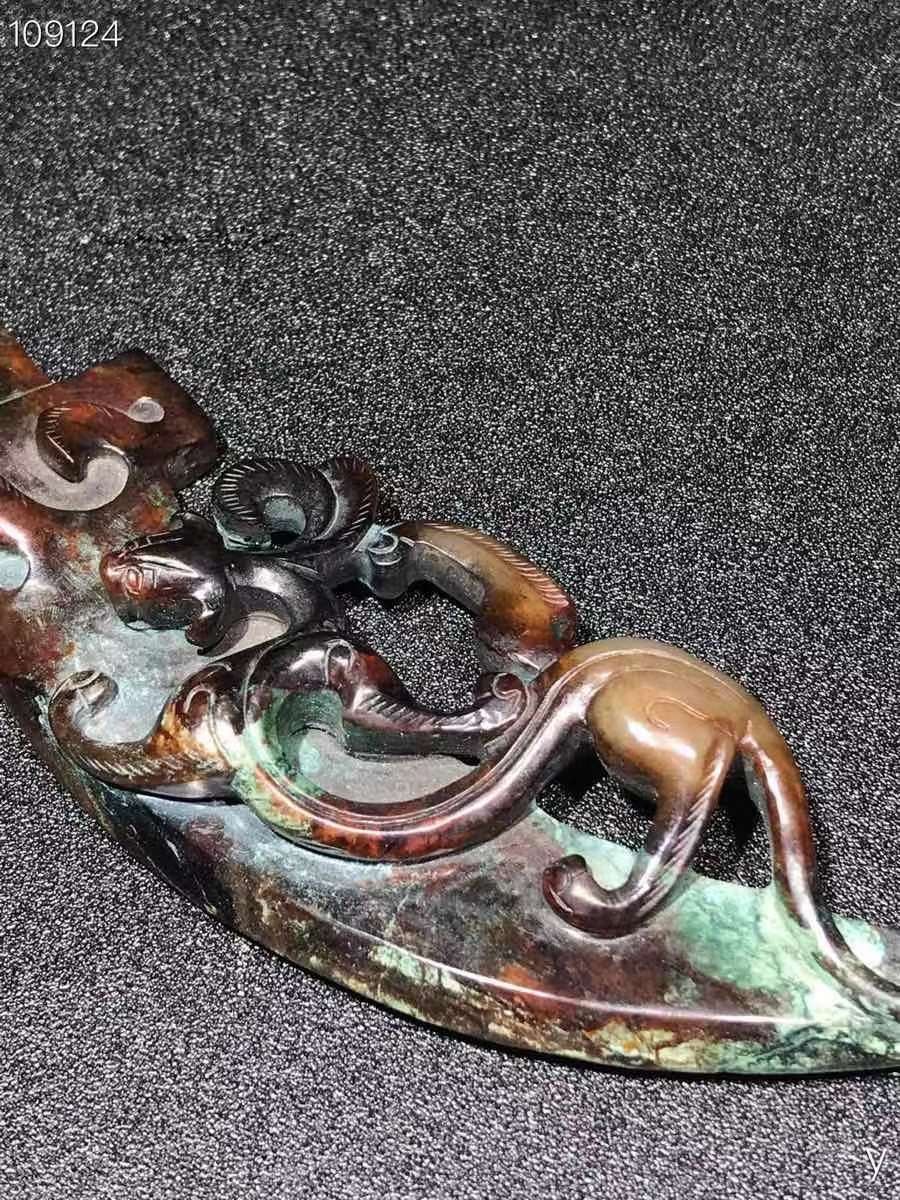 精品和田玉璃龙刀币、做工精致，玉质油润细腻，高端大气上档次，保存完好，成色如图