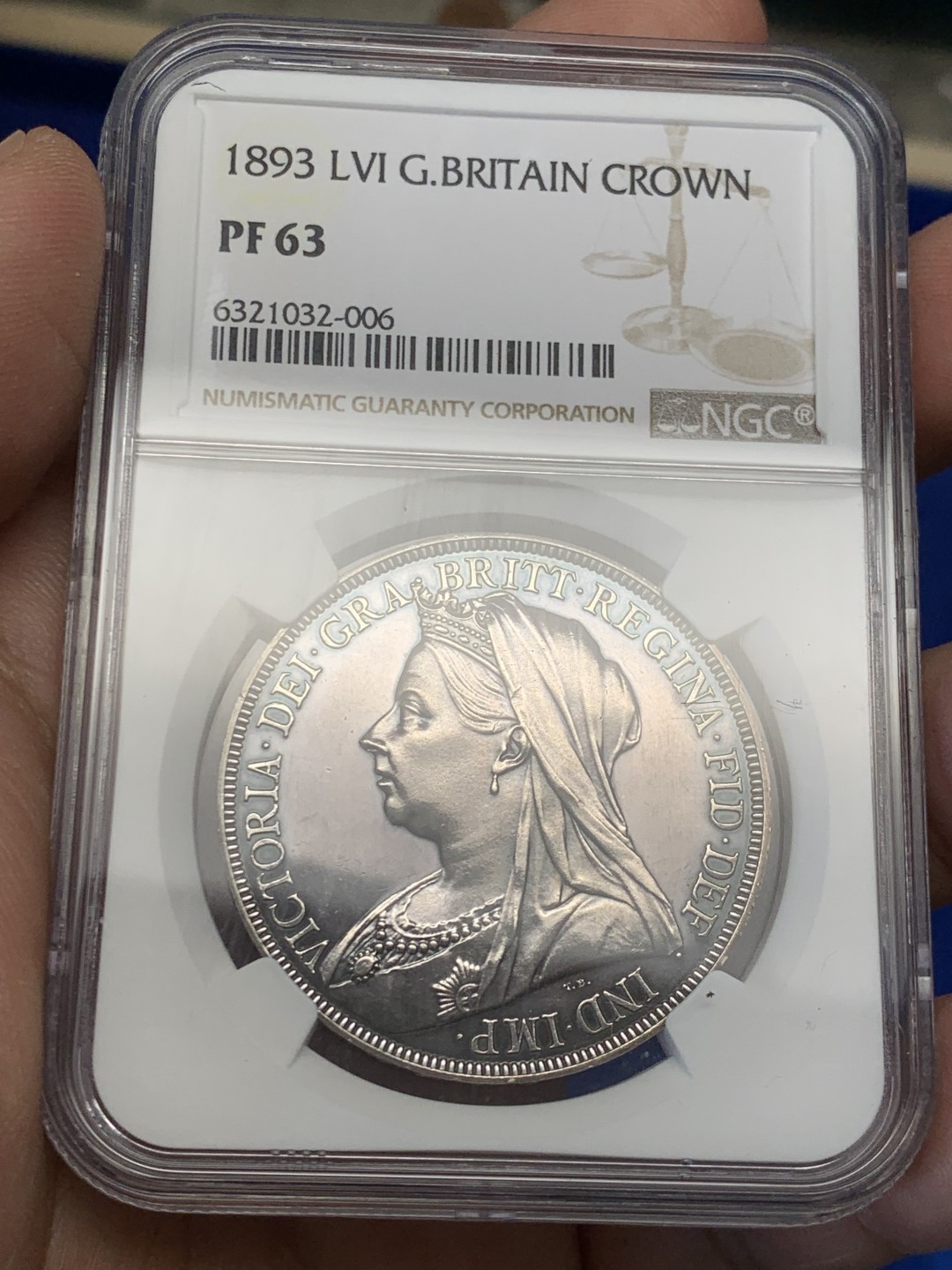 欢迎参加《竞宝斋》五一特拍-第161场-周日，周一 2场 NGC PF63 英国 1893年 精制披纱克朗 女王面冷峻哥特风灰彩 整体很搭阿尔伯特亲王去世后 女王披纱悼念的场景 马剑面深蓝满彩 真正的BULE BLOOD 收藏级精制马剑