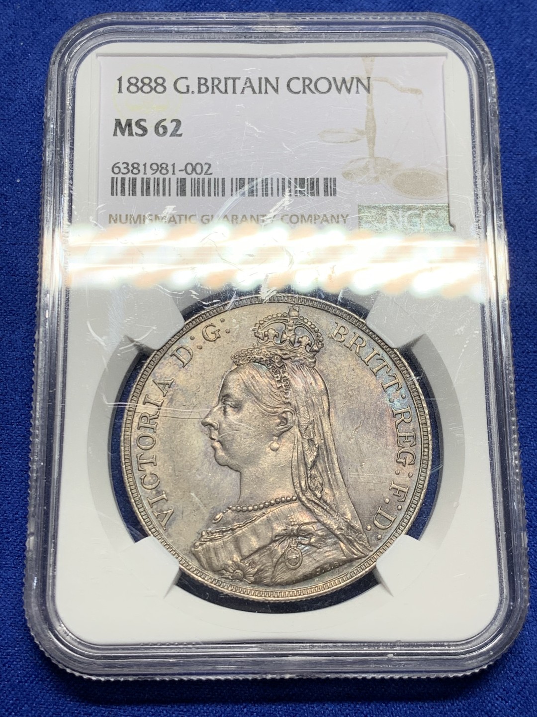 欢迎参加《竞宝斋》五一特拍-第161场-周日，周一 2场 NGC-MS62 英国1888年 1克朗 马剑银币，五彩包浆，盒子略有划痕，不影响密封 稀缺MS