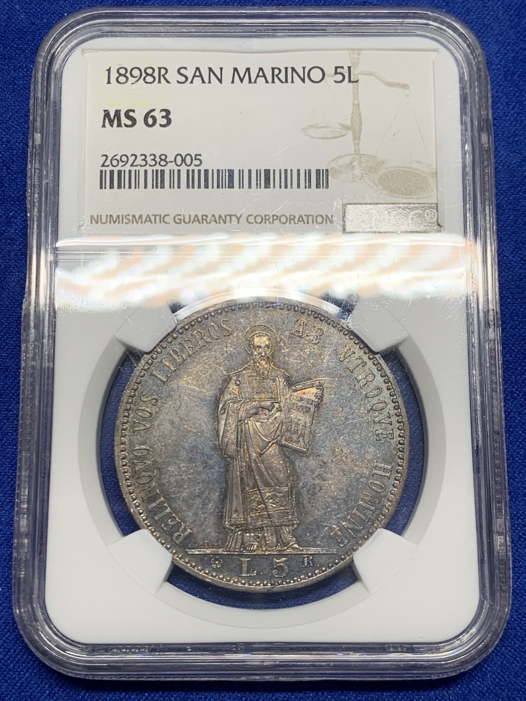 欢迎参加《竞宝斋》五一特拍-第161场-周日，周一 2场 NGC-MS63 圣马力诺 1898年 5里拉 银币 深色五彩 绝美收藏级