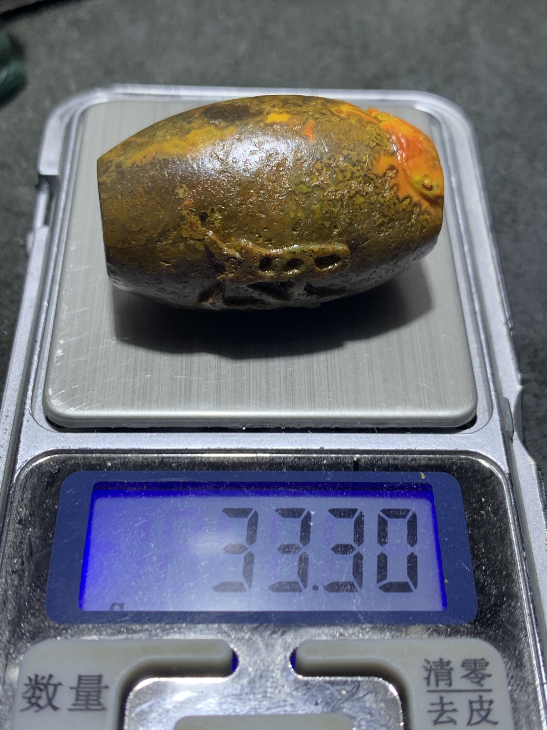 精美亚光冰飘草花纹战国红玛瑙手工雕刻财字龙鱼大桶珠一颗！