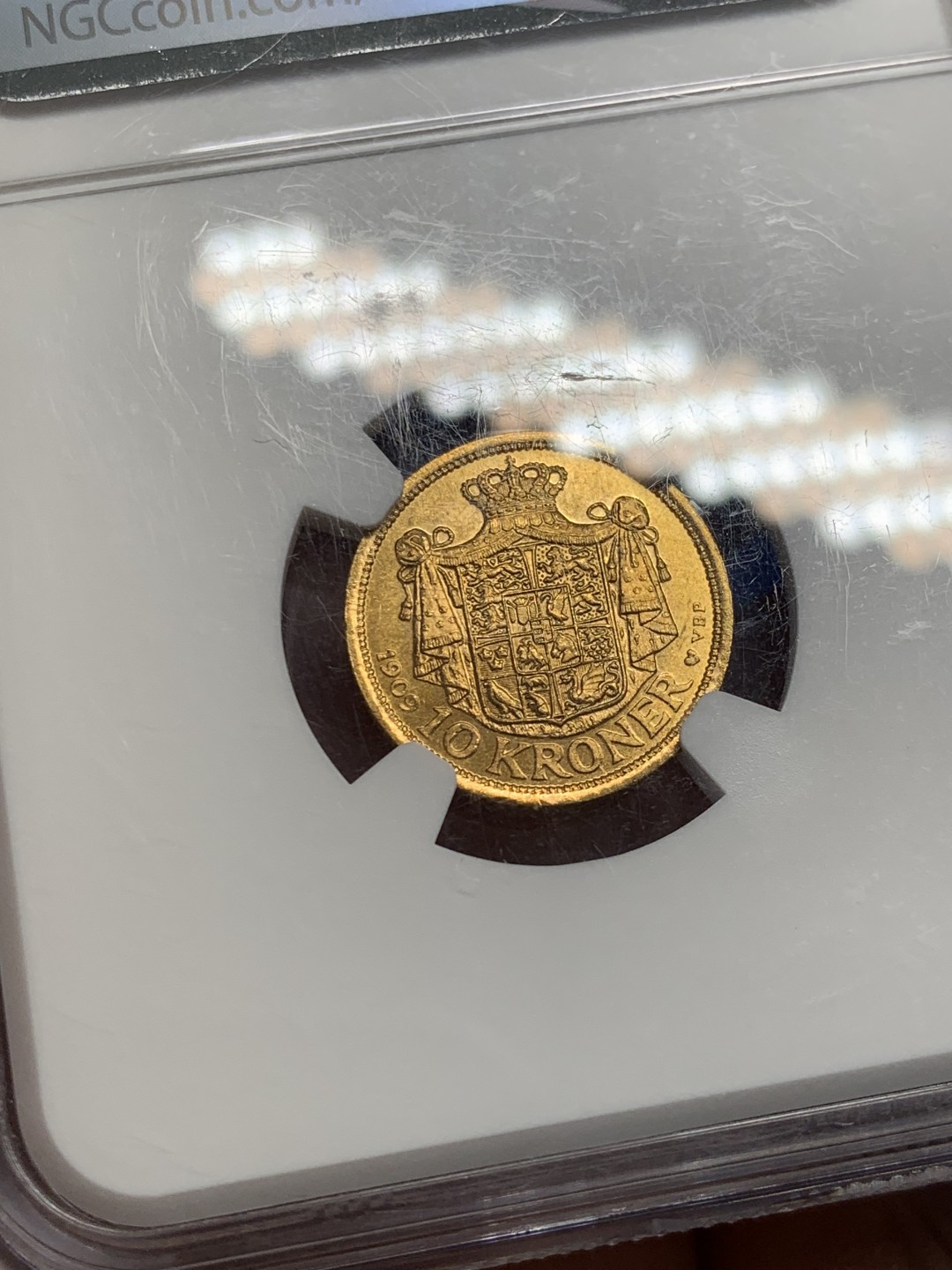 欢迎参加《竞宝斋》五一特拍-第161场-周日，周一 2场 NGC-MS65 1909年 丹麦 10克朗金币 4.48克 900金 收藏级分数 NGC官网60分的价格已经来到300美元了